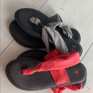 2 pair sanuk sandals